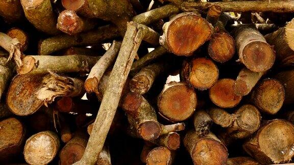 将木材切成小块作柴火木材为木底
