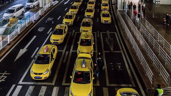 TD繁忙的黄色出租车在机场出口排队