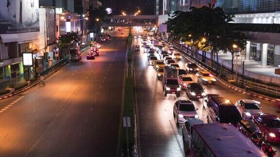 夜晚时光流逝交通繁忙的十字路口