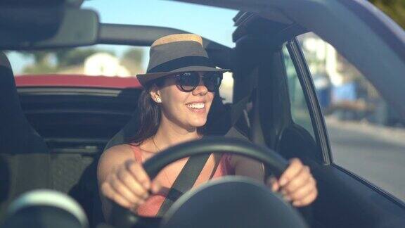 快乐女人开车享受假期