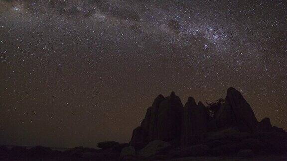 在博茨瓦纳的Makgadikgadipan恒星延时拍摄银河系在夜空中移动有不寻常的岩石形成