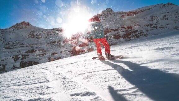 女人在一个斜坡上滑雪