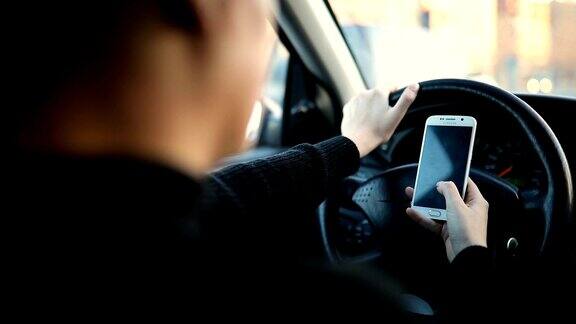 女性在车内使用智能手机