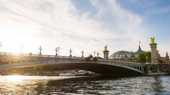 塞纳河上的亚历山大三世桥背景是大皇宫