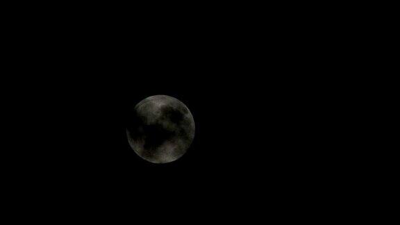 黑夜里的满月出现又消失