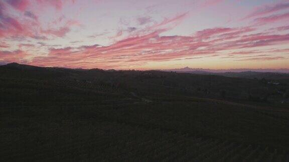 意大利山丘上的粉红色日落无人机