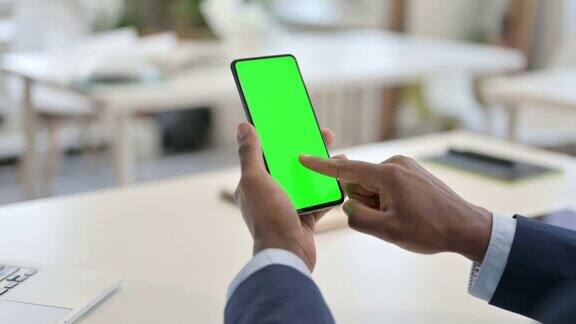 商人使用智能手机与绿色色度键屏幕