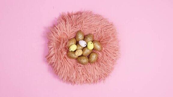复活节魅力金蛋出现在毛皮窝在粉色的背景停止运动平铺
