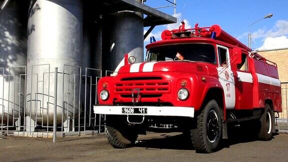 消防部门的红色消防车