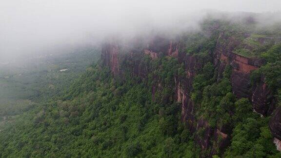 泰国国家公园山上的悬崖