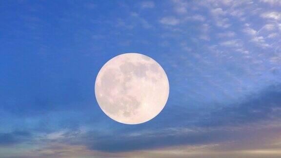 月亮在天空中升起