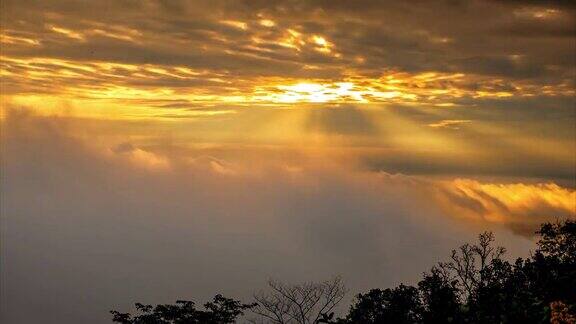 鸟瞰图DOI素贴山在早晨与海的薄雾在日出天空泰国清迈