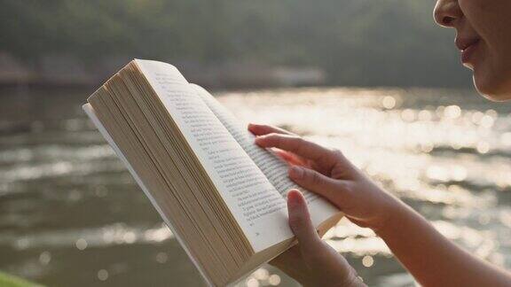 年轻女子在湖边读书放松