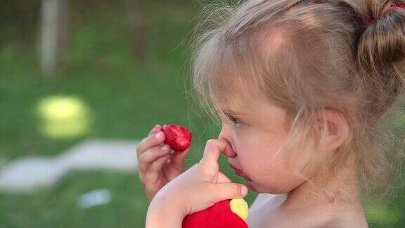 一个小女孩挖鼻孔的侧视图