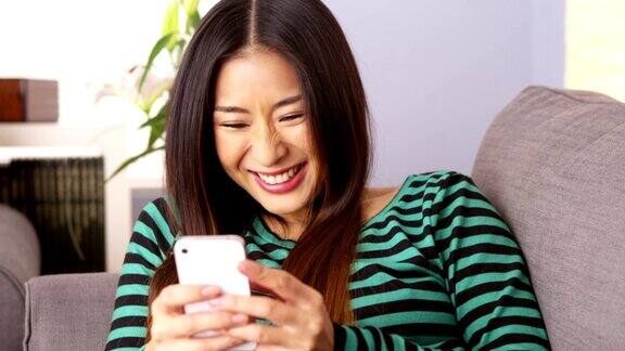 日本女人用智能手机发短信