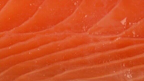 红色三文鱼片的宏观视图
