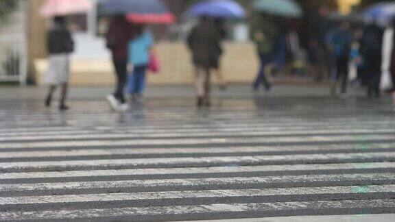 在东京品川市中心的雨天散步的人们