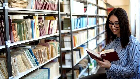 图书馆书店里的漂亮女孩放着旧书的书架