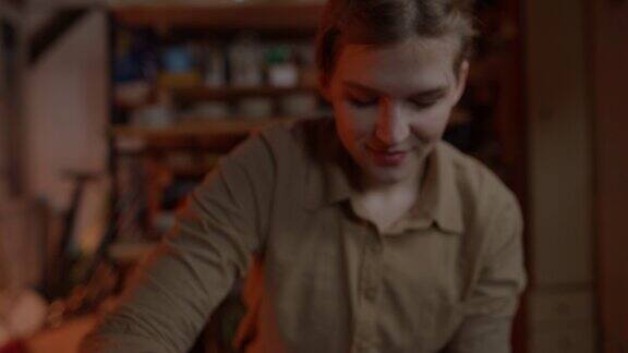 SLOMO年轻的女陶工晚上在她的陶艺工作室工作