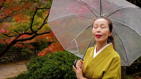 一名日本妇女走在日本京都的森林里