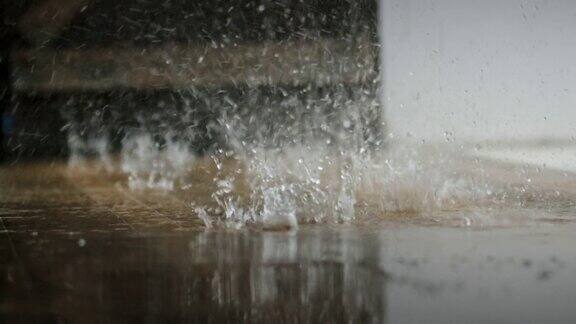 雨水滴在地板上