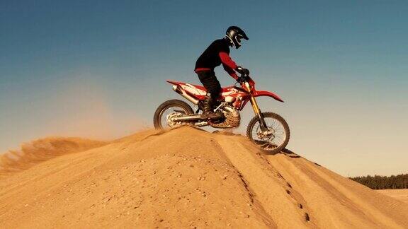 摩托车骑手在沙丘上行驶的视频