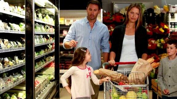 幸福全家一起去杂货店购物