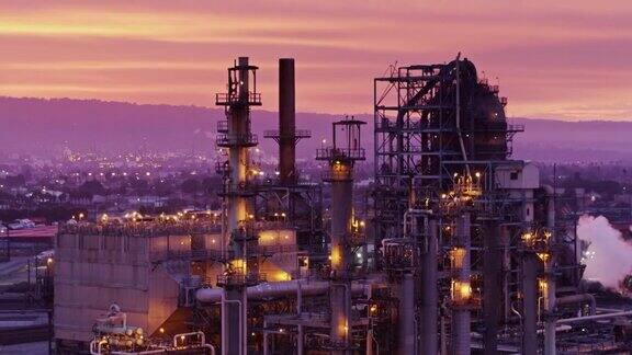 无人机拍摄的日落炼油厂