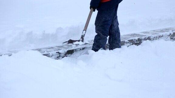 工人们用铁锹清除城镇广场楼梯上的积雪