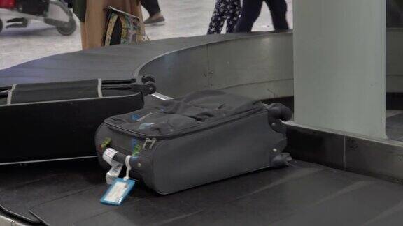 4k:机场行李传送带上的行李