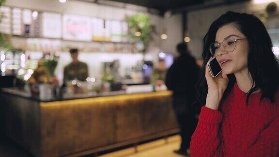一个穿红衣服的女人在咖啡馆打电话