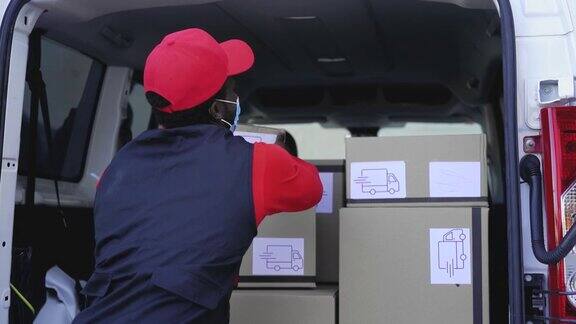 非洲送货员戴着口罩在卡车上装货以避免冠状病毒传播-冠状病毒爆发期间从事快速送货工作的人