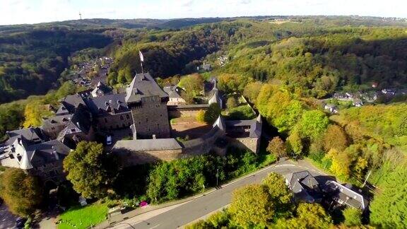 空中骑士城堡德国城堡堡欧洲村庄美丽的航拍欧洲文化和风景镜头在空中移动无人驾驶飞机在欧洲上空飞行旅游观光游览德国
