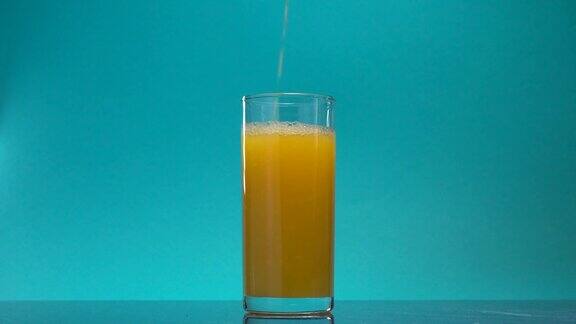 把橙汁倒入玻璃杯