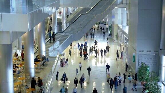 从上面看人们走在大型购物中心里购物