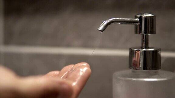 双手使用洗手液洗手液凝胶泵分配器电影自由度