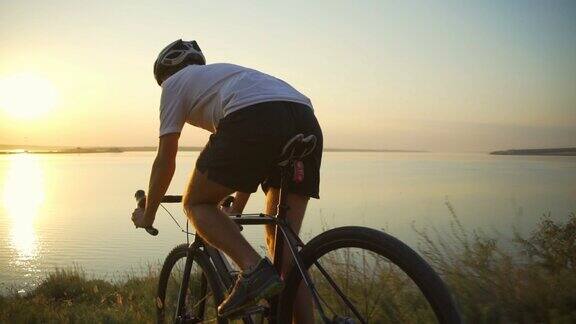 自行车骑下山海岸海洋日出头盔快速慢动作