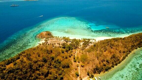 鸟瞰图美丽的海滩在一个热带岛屿马尔卡普亚菲律宾