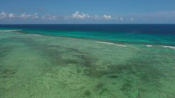 在加勒比海的蓝色热带水域上空的无人机视频