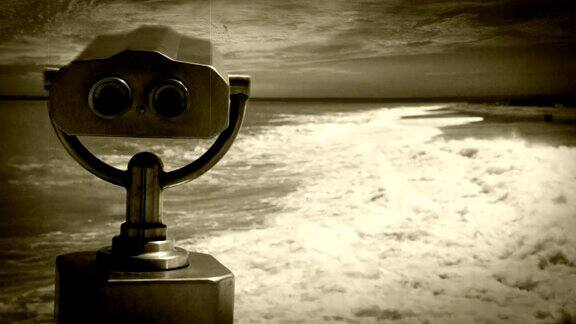 老电影效果镜头:一个旅游望远镜俯瞰汹涌的大海