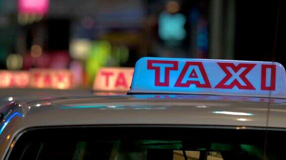 近距离观看出租车标志上的出租车等人中国香港
