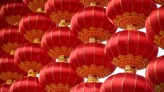 红色的中国灯笼挂在风中