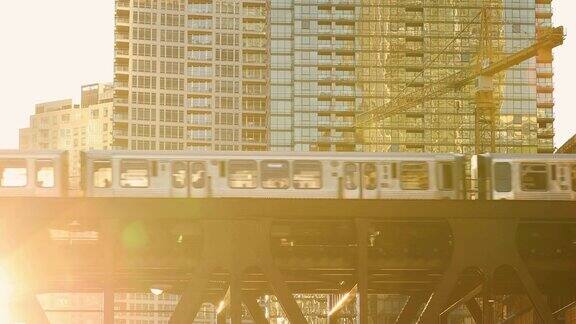 伊利诺斯州芝加哥桥上的高架火车