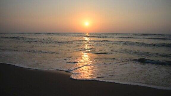 沙滩上的高清日落