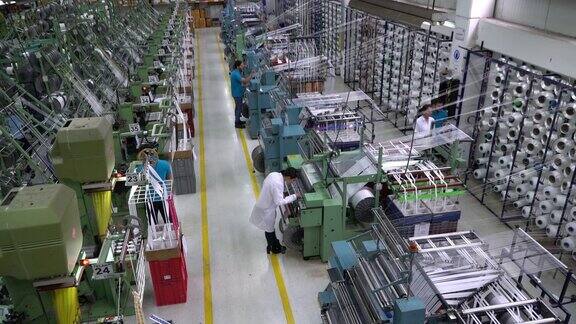 拉丁美洲人在橡胶厂的不同工位工作