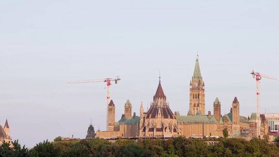 渥太华加拿大议会山正在翻修日落