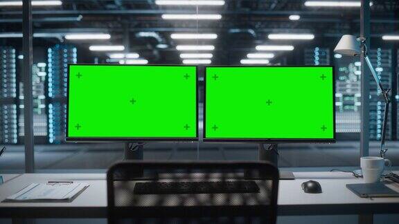 高技术数据中心服务器两个绿色屏幕的色度键显示在个人电脑上站在桌子上现代监控网络服务概念、云计算、网络安全