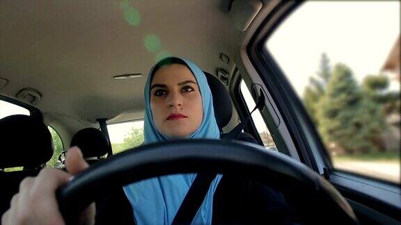现代阿拉伯女商人开着车