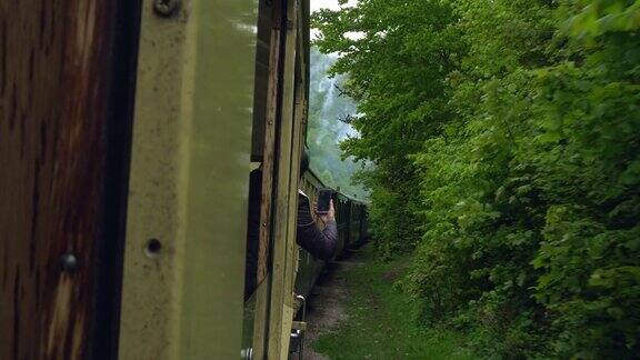 从复古蒸汽机车的窗口看过去