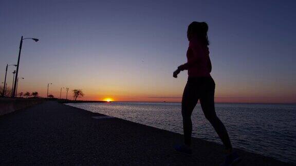 西班牙裔白人女性剪影跑步减肥训练